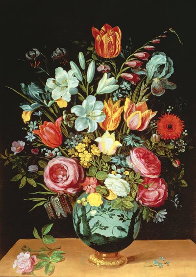 Ein Stillleben mit Blumen in einer Porzellanvase auf einem Sims von Phillipe de Marlier